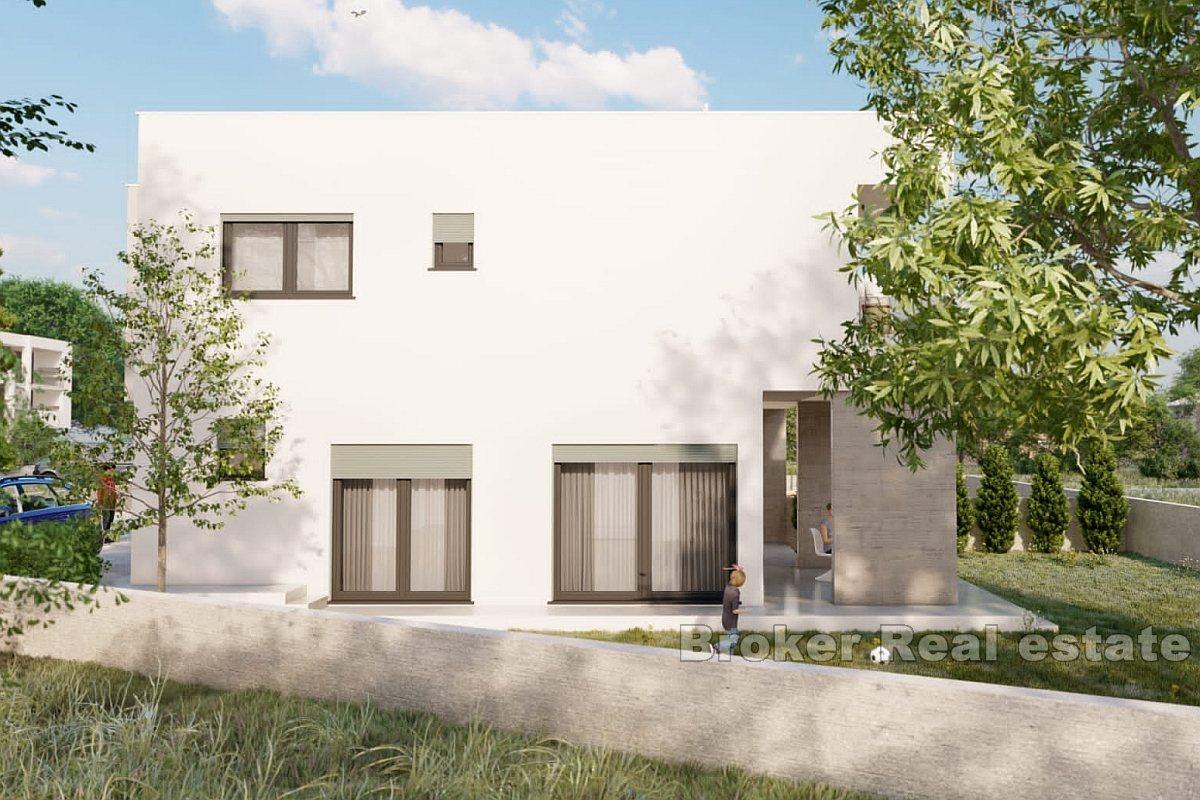 Three bedroom apartment with a yard