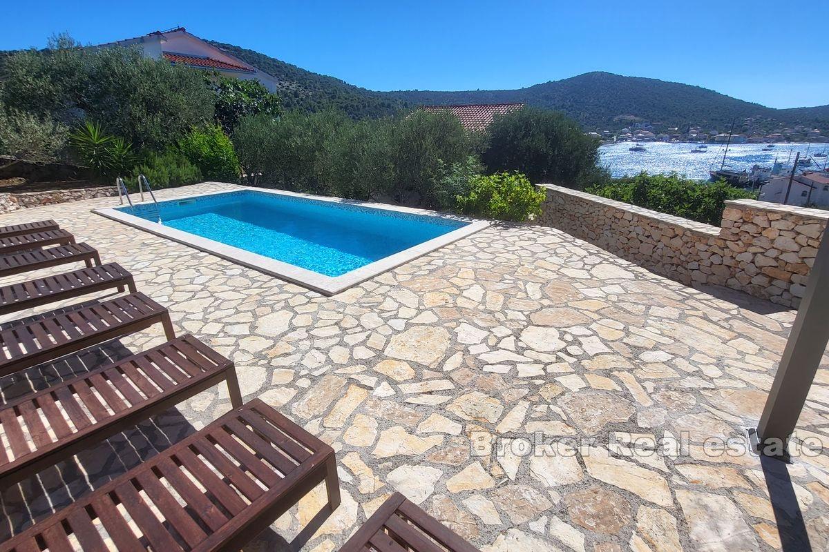 House with sea view and swimming pool