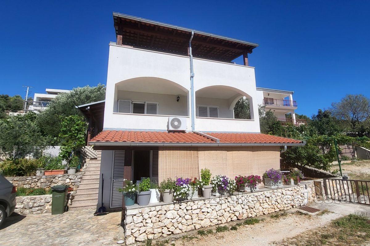 House with sea view and swimming pool