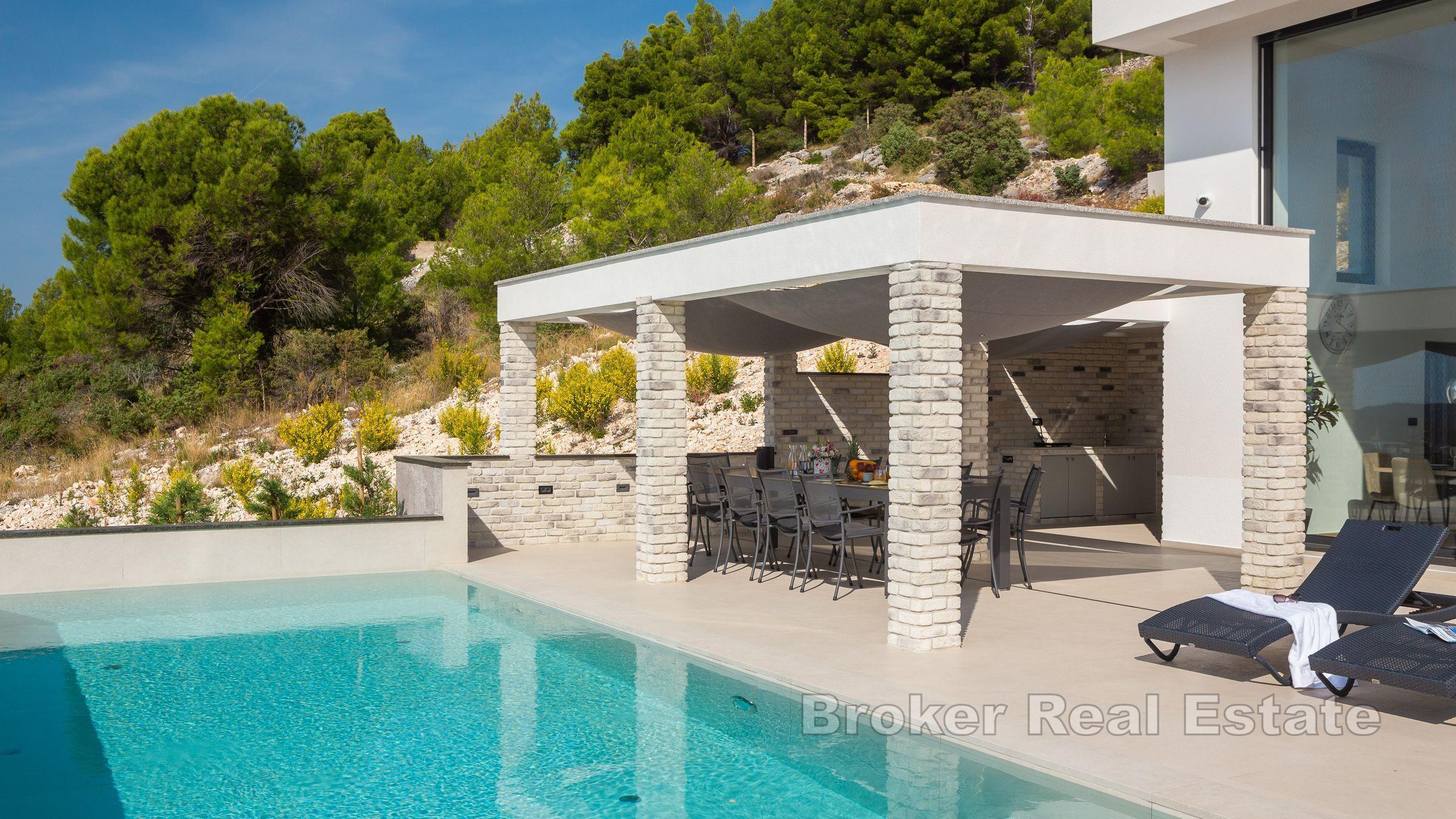 Villa avec piscine et bâtiments auxiliaires près de la mer