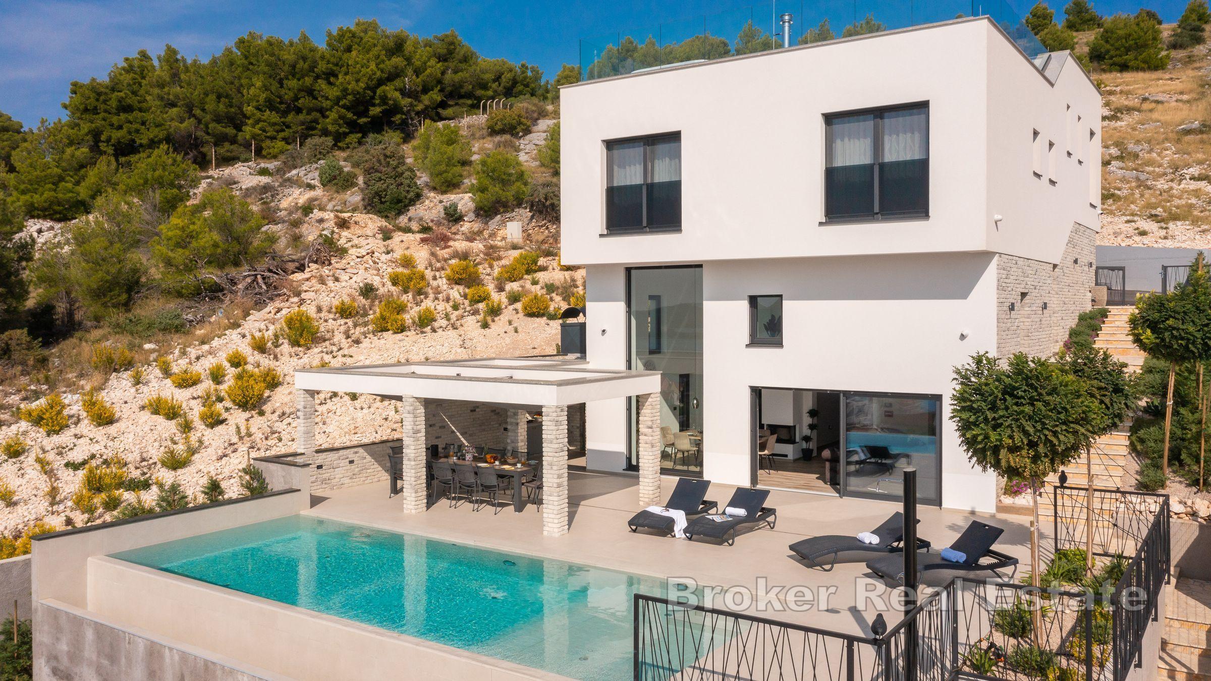 Villa avec piscine et bâtiments auxiliaires près de la mer