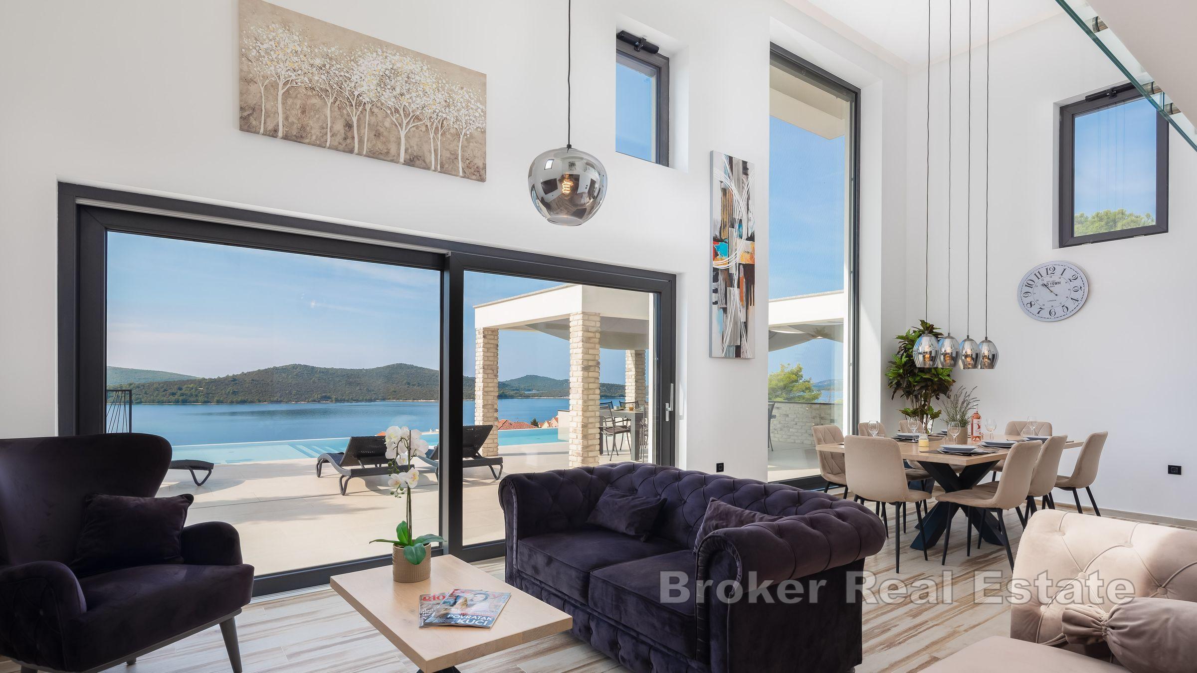 Villa avec piscine et bâtiments auxiliaires près de la mer