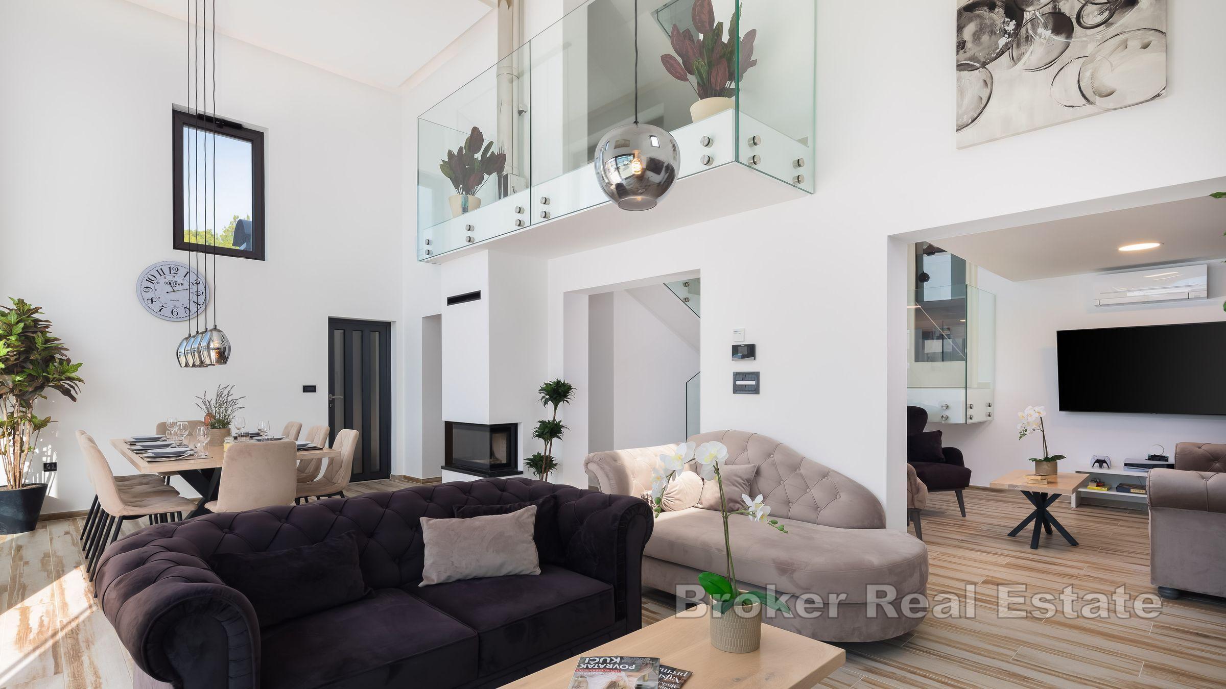 Villa avec piscine et bâtiments auxiliaires près de la mer