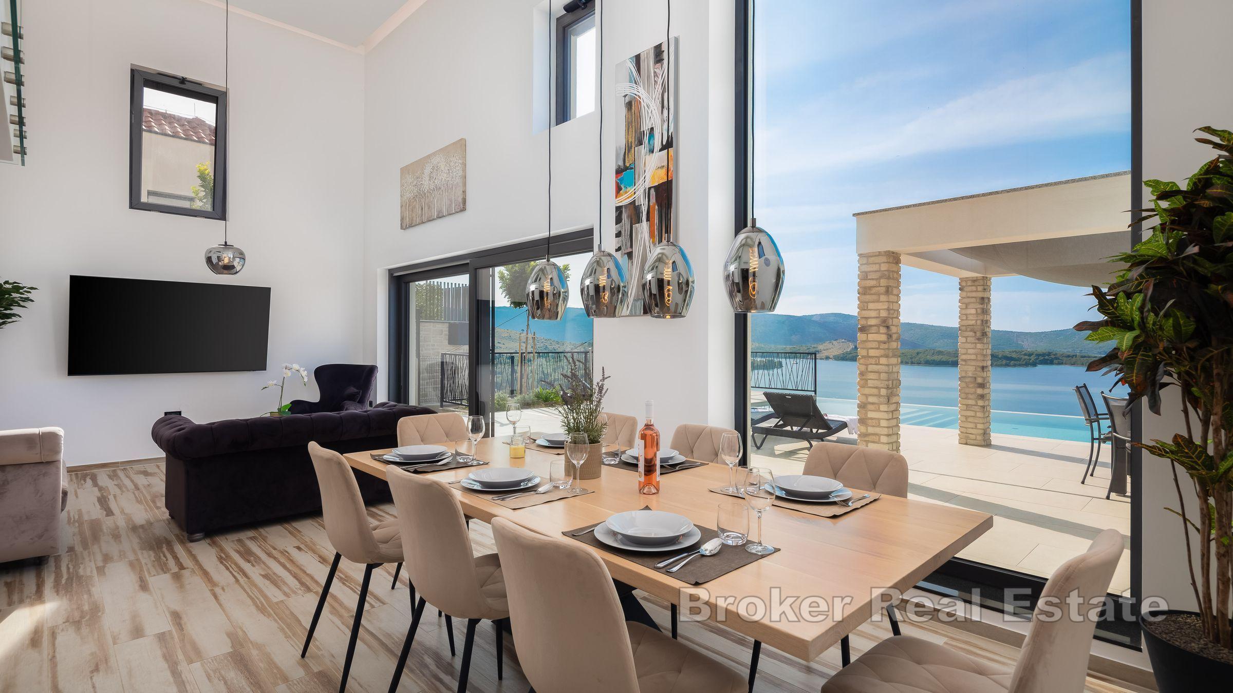 Villa avec piscine et bâtiments auxiliaires près de la mer