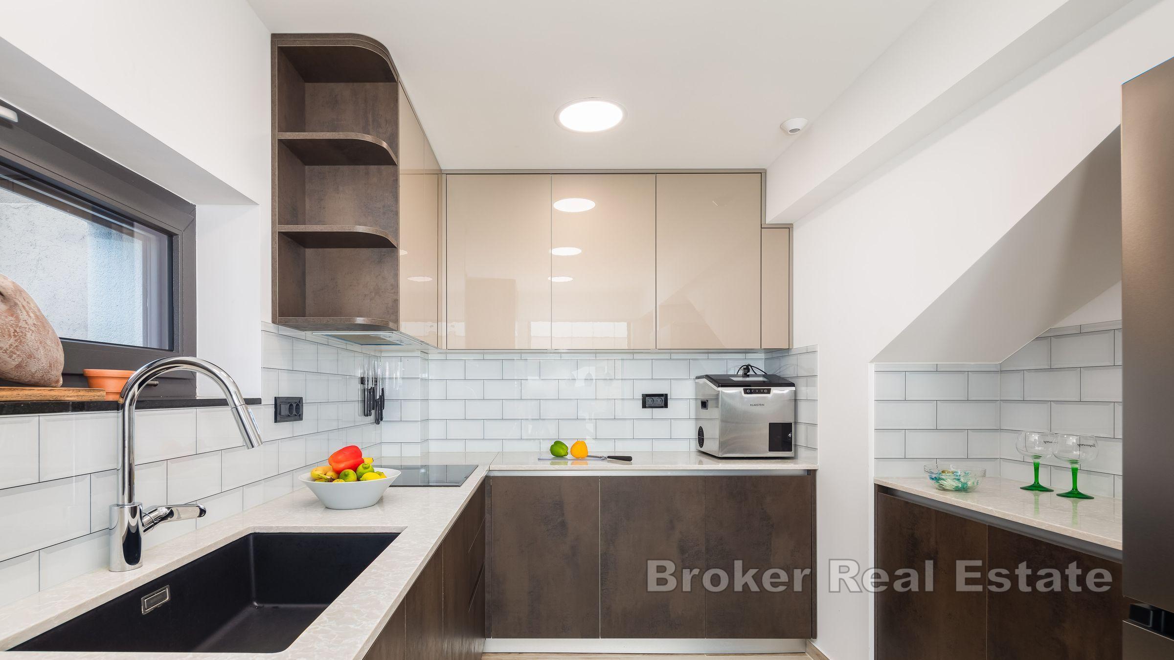 Villa avec piscine et bâtiments auxiliaires près de la mer