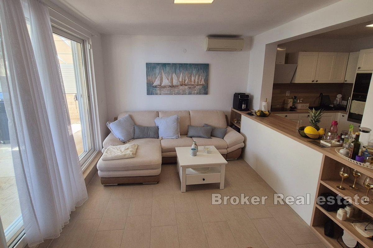 Maison au premier rang de la mer