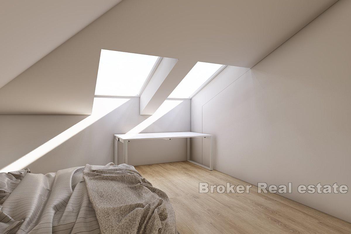 Nedokončený dům v první řadě u moře