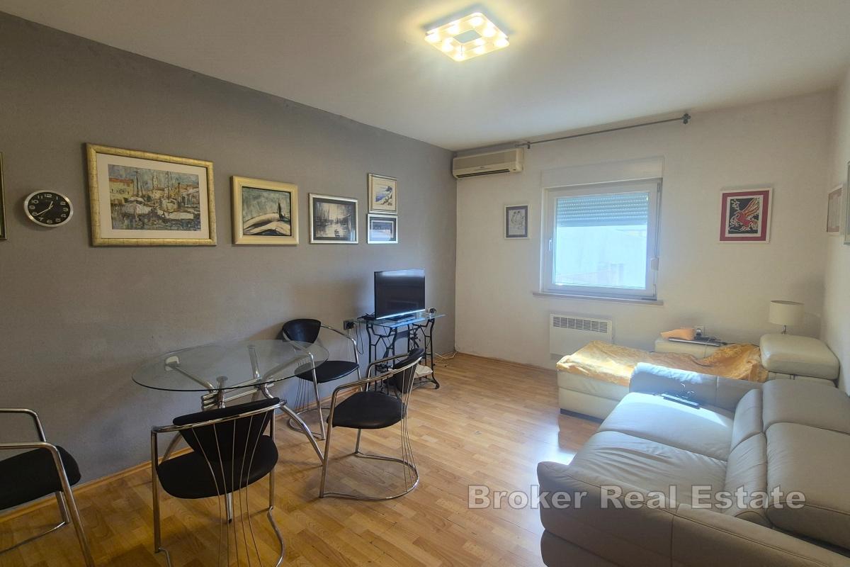 Haus mit drei Wohnungen und Garage