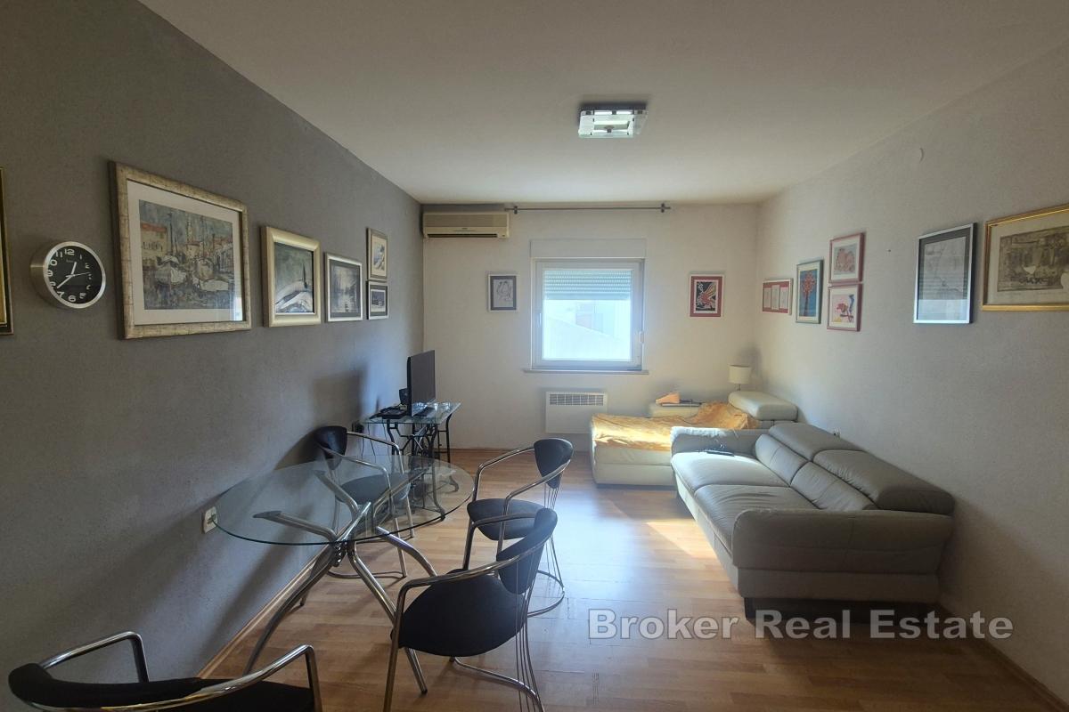 Maison mitoyenne avec trois appartements et garage