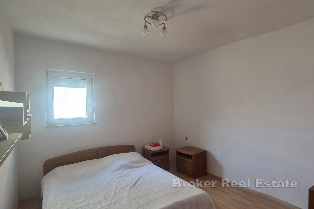 Maison mitoyenne avec trois appartements et garage