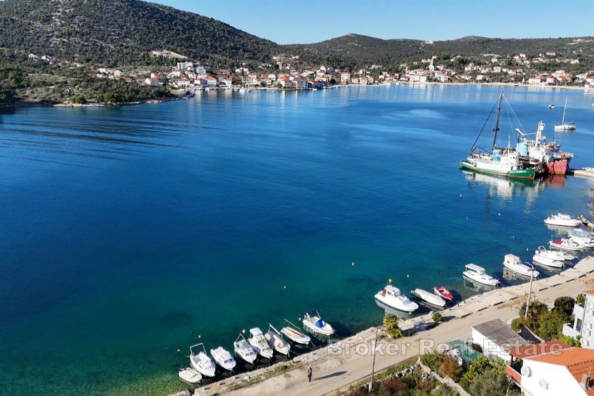 Tomt med byggetillatelse nær sjøen