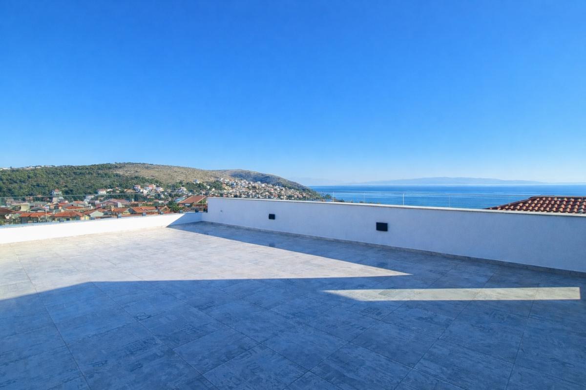 001-2047-116-Ciovo-Penthouse-with-roof-terrace-for-sale