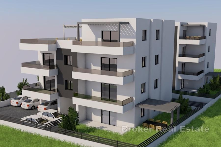 Appartamento con due camere da letto, giardino e due posti auto