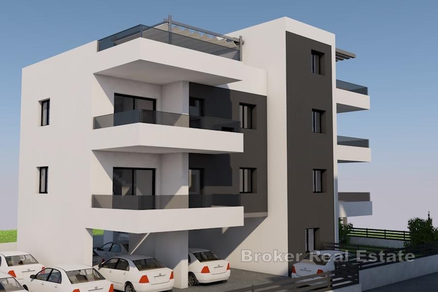 Appartamento con due camere da letto, giardino e due posti auto