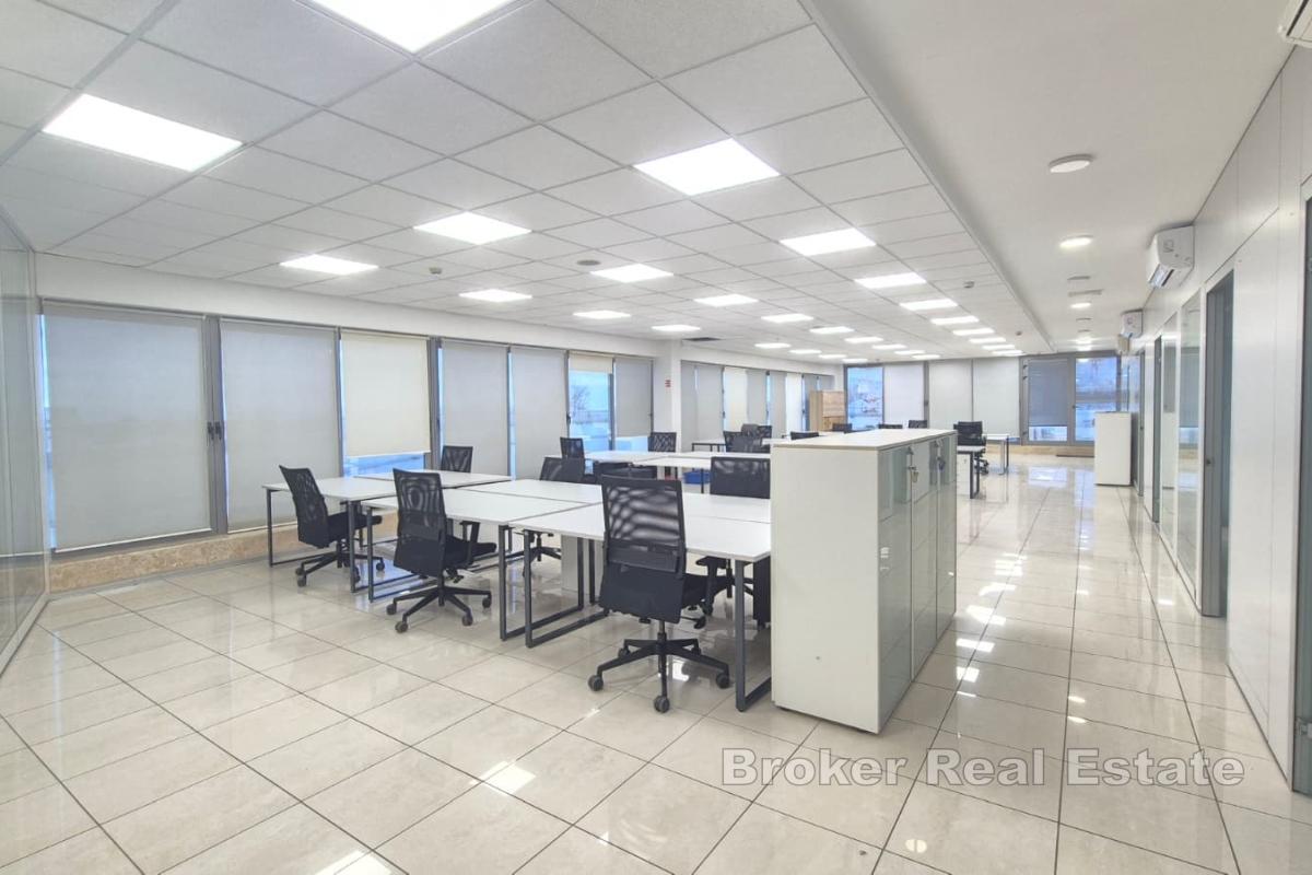 Kontorslokal på 365 m² i kommersiell byggnad