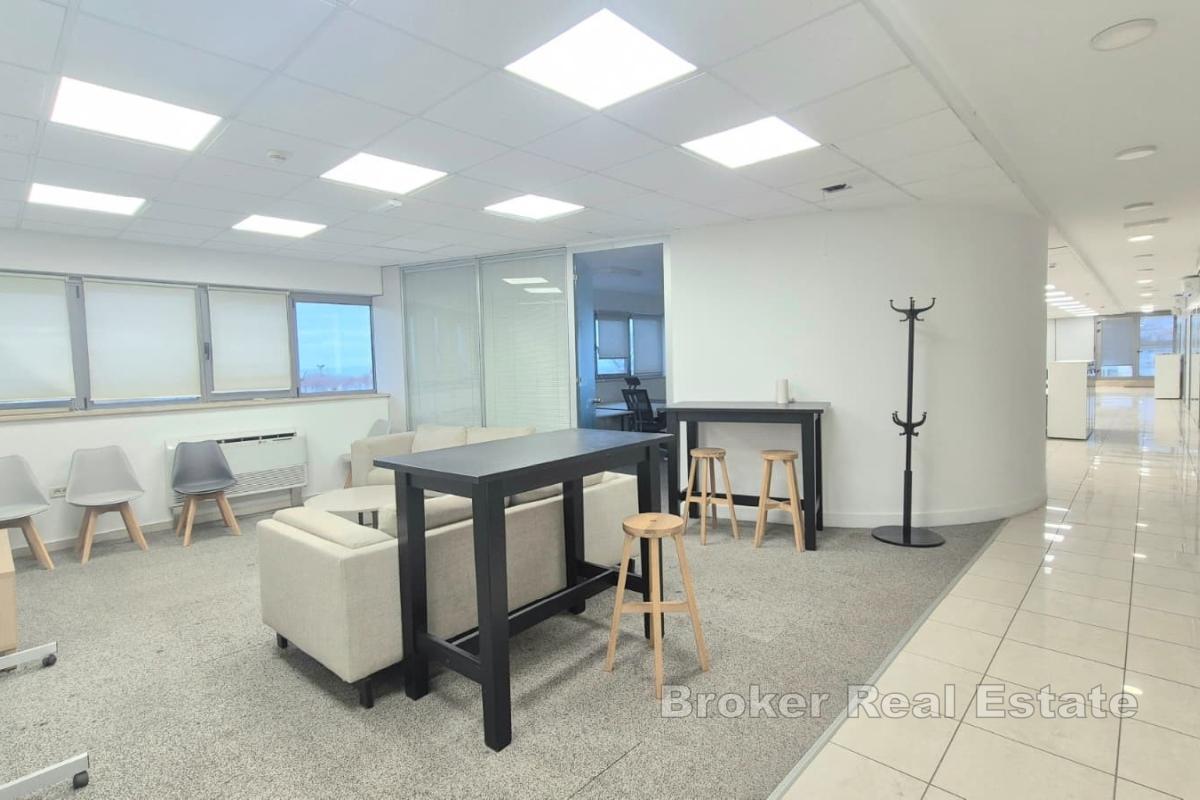 Espace de bureaux de 365 m² dans un immeuble commercial