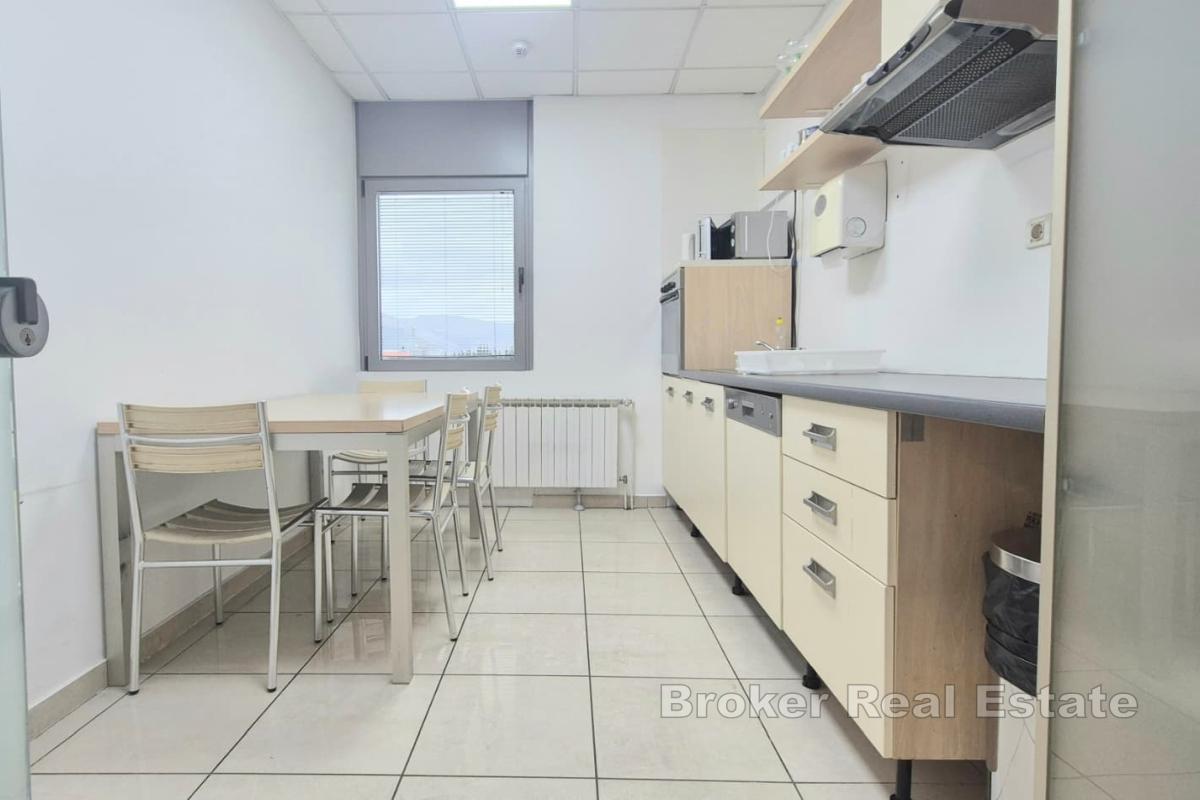 Espace de bureaux de 365 m² dans un immeuble commercial