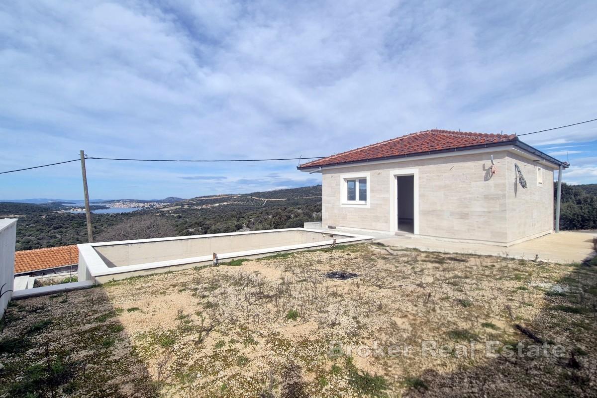Freistehendes Haus mit Pool und Meerblick