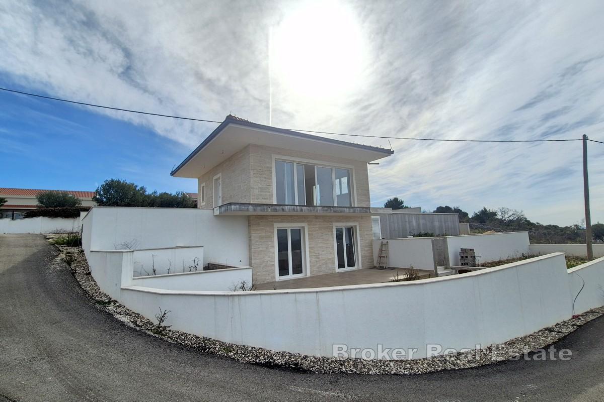 Freistehendes Haus mit Pool und Meerblick