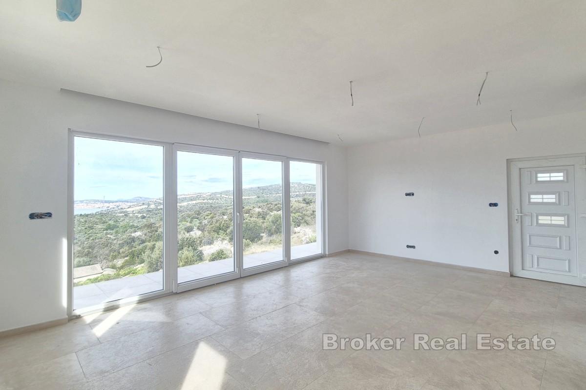 Freistehendes Haus mit Pool und Meerblick