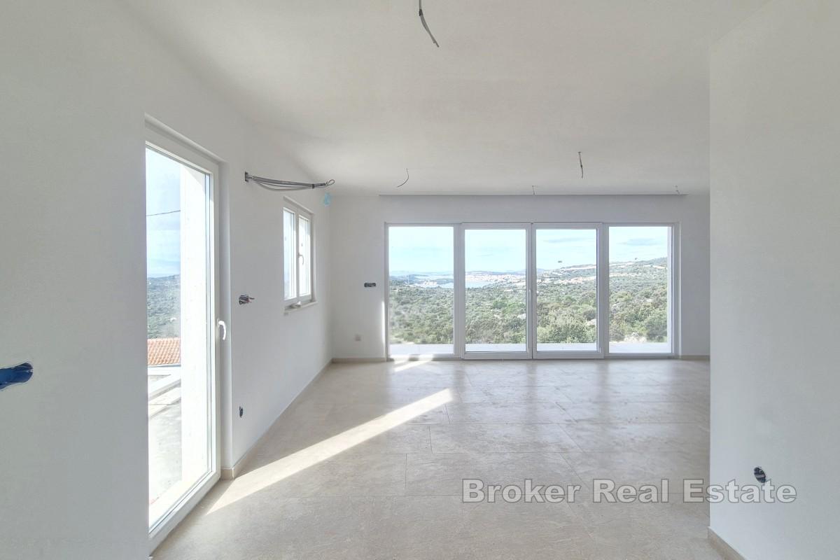 Freistehendes Haus mit Pool und Meerblick