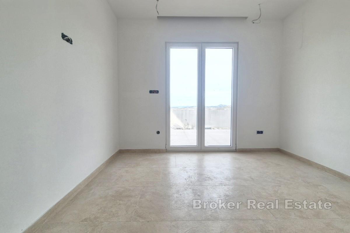 Freistehendes Haus mit Pool und Meerblick