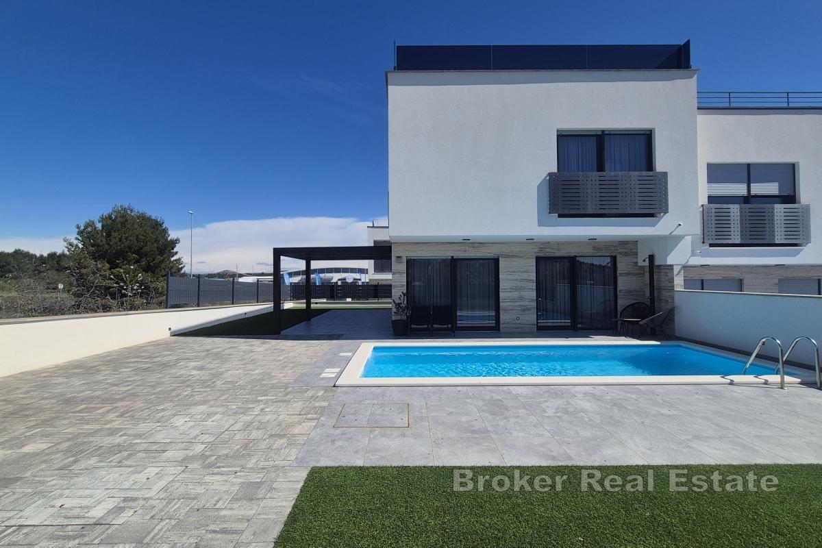 Moderne villa med basseng og takterrasse