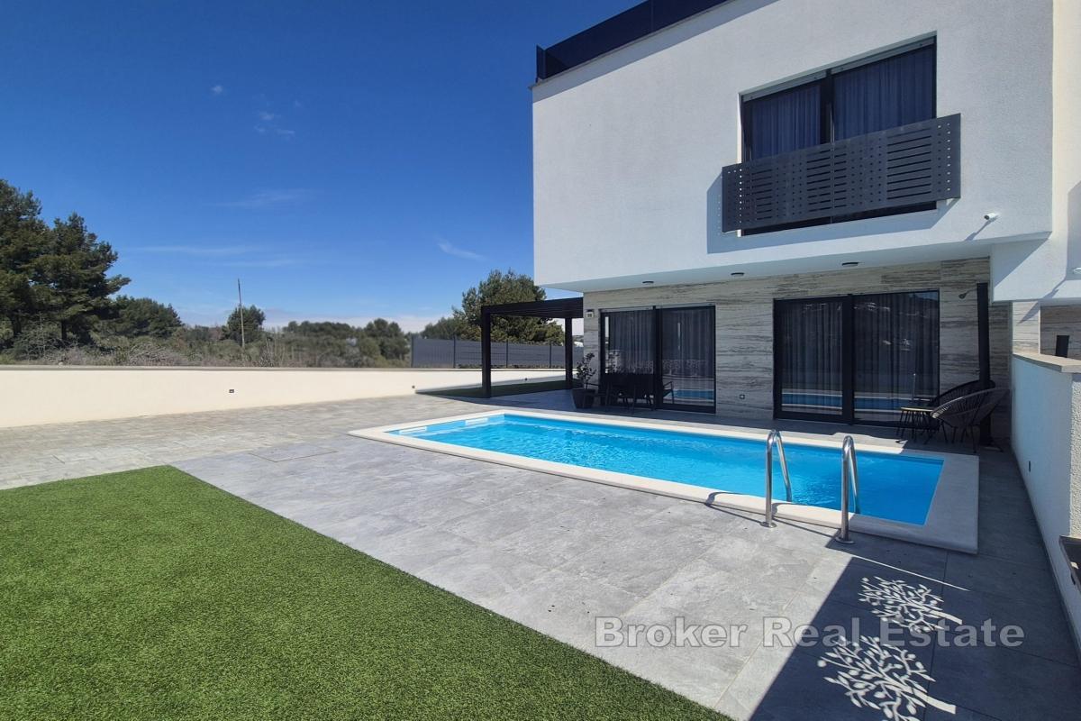 Moderne villa med basseng og takterrasse