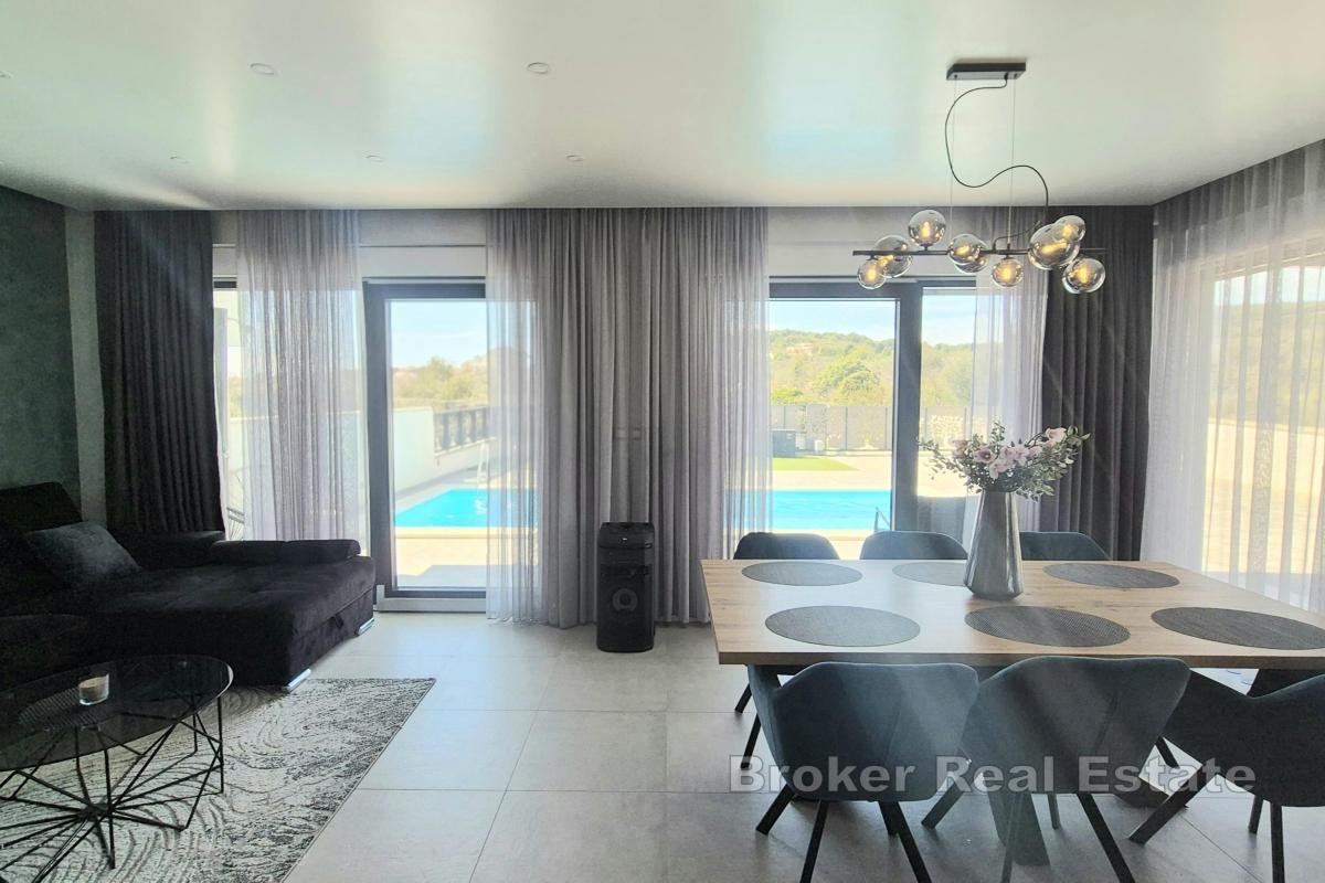 Moderne villa med basseng og takterrasse