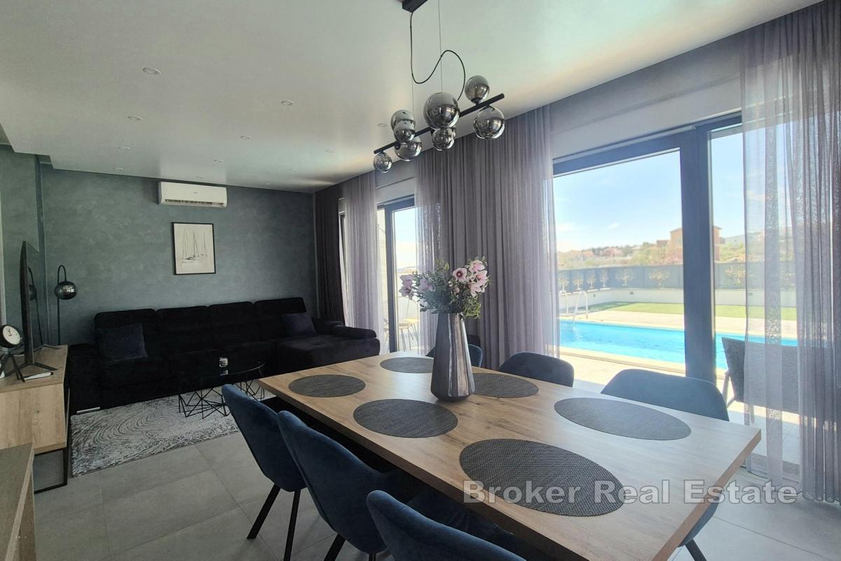 Moderne villa med basseng og takterrasse