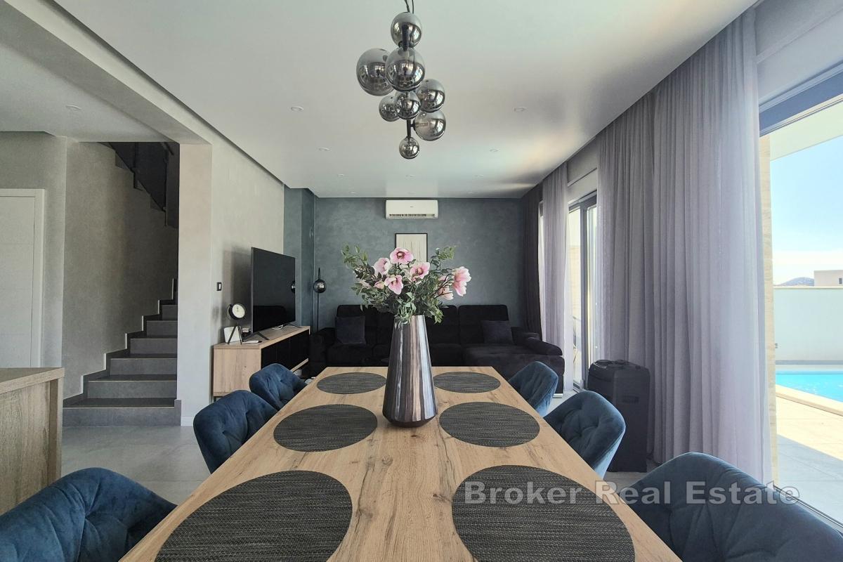 Moderní vila s bazénem a střešní terasou