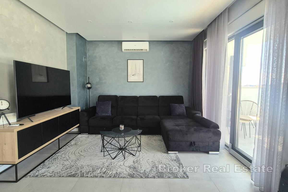 Moderní vila s bazénem a střešní terasou