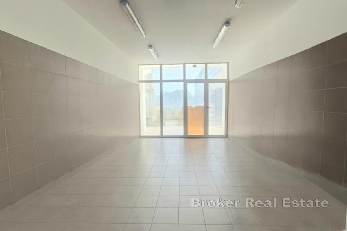 Poslovni prostor u prizemlju zgrade s dva ulaza