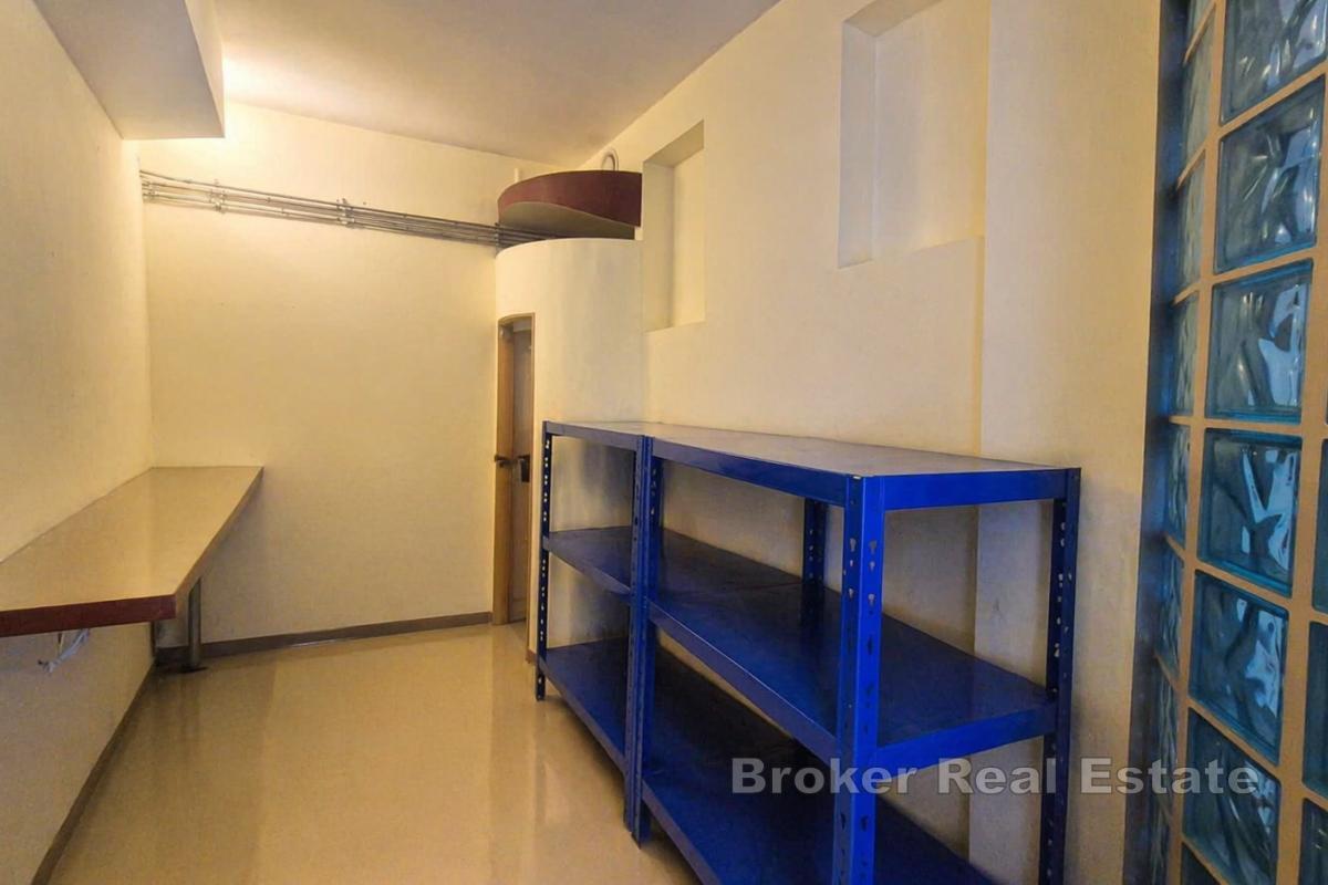 Poslovni prostor u prizemlju zgrade s dva ulaza