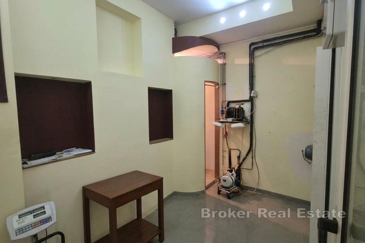 Poslovni prostor u prizemlju zgrade s dva ulaza