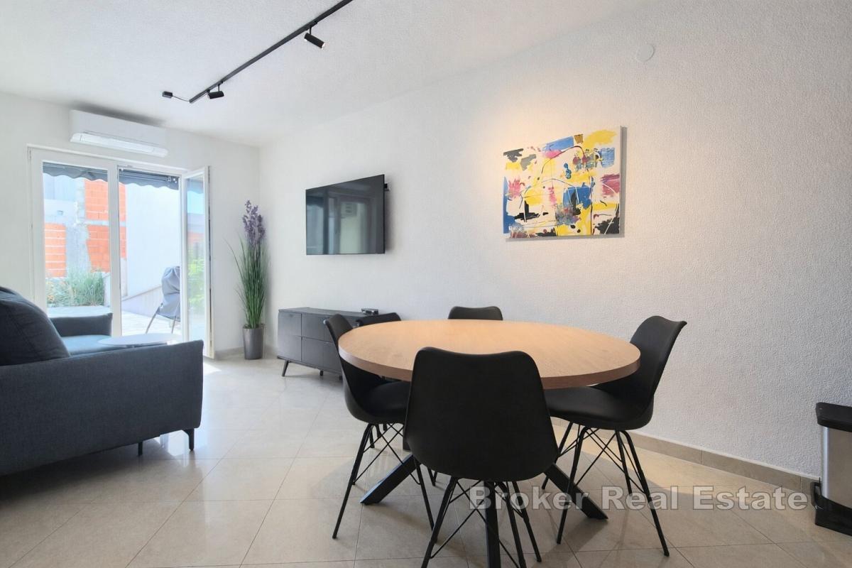 Appartamento con parcheggio e cortile vicino al mare