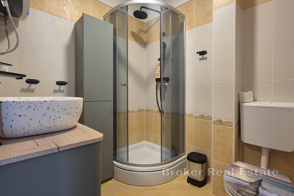 Appartamento con parcheggio e cortile vicino al mare