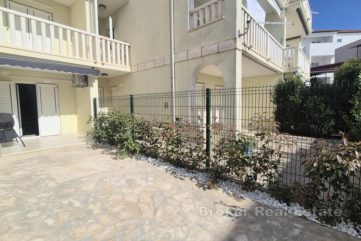 Apartament z miejscem parkingowym i ogrodem blisko morza