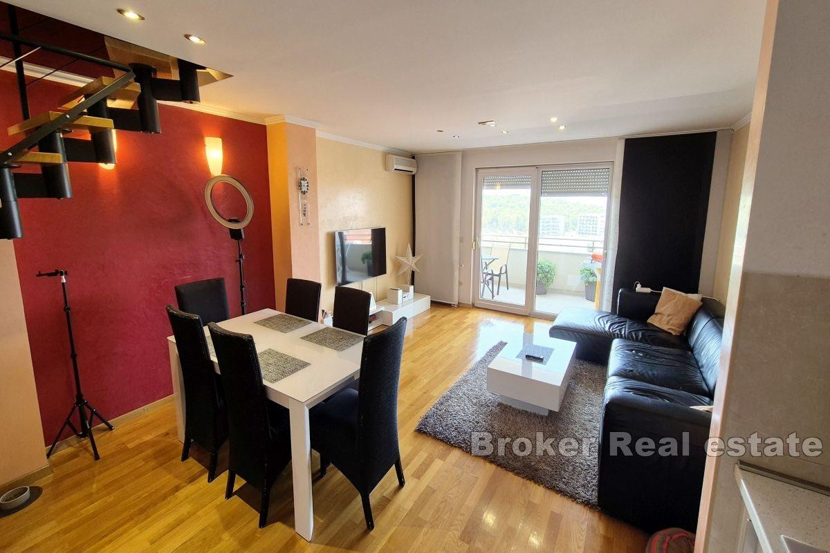 Двухэтажная квартира с видом на море