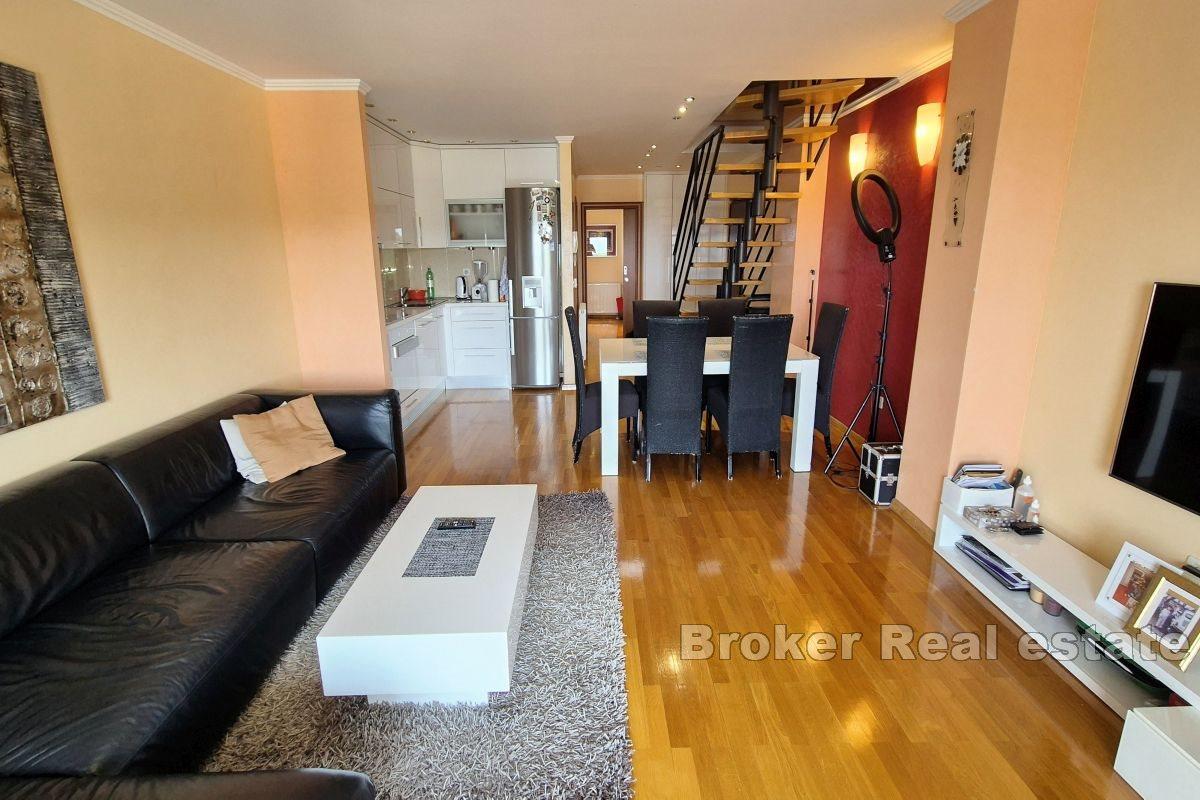 Двухэтажная квартира с видом на море