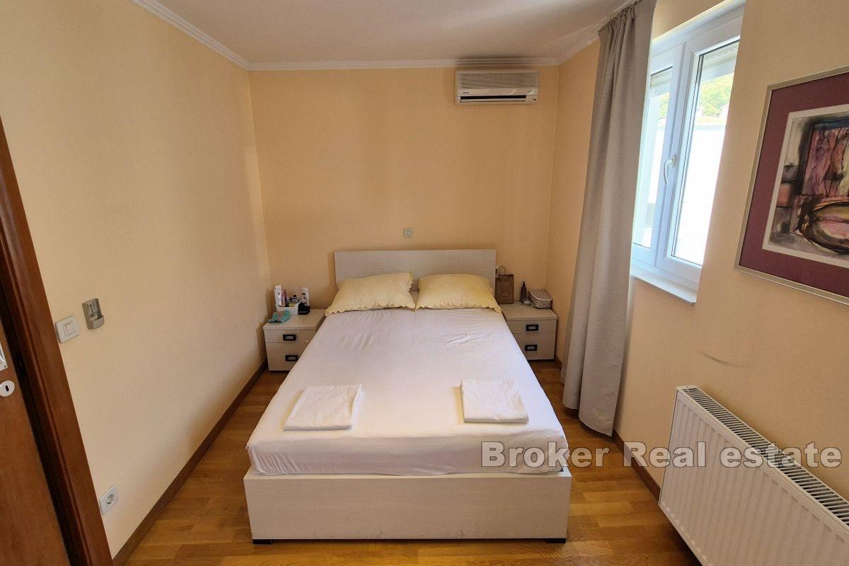 Appartamento su due piani con vista mare