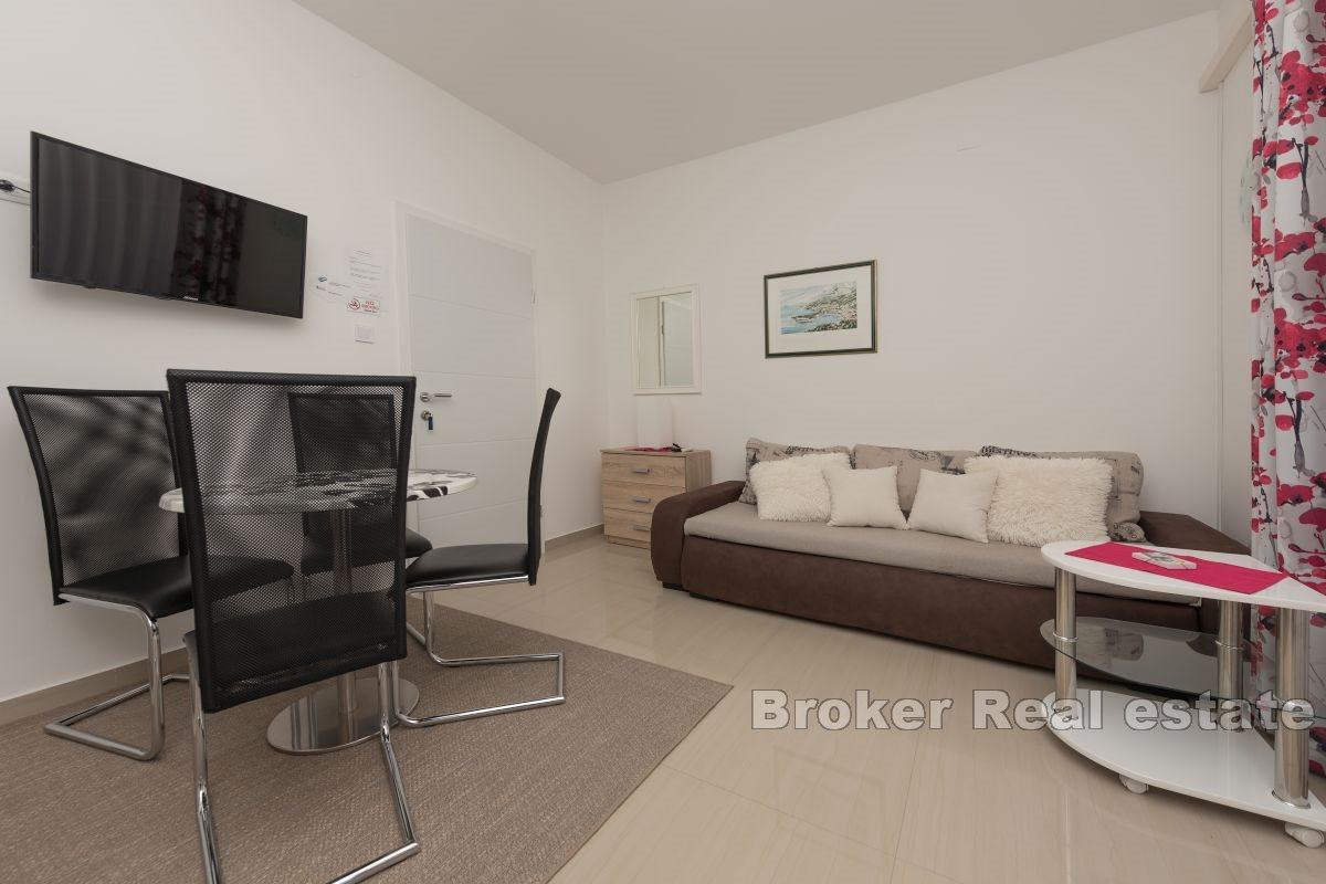 Hus med sex lägenheter nära havet