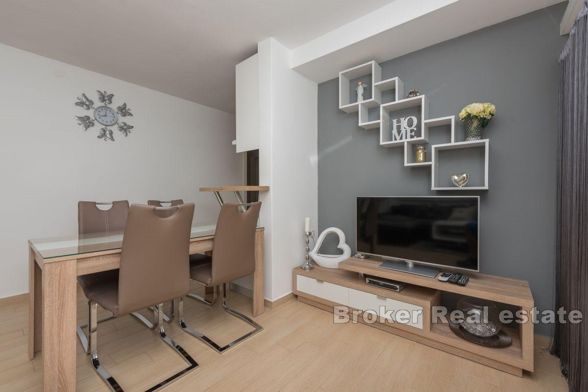 Hus med sex lägenheter nära havet