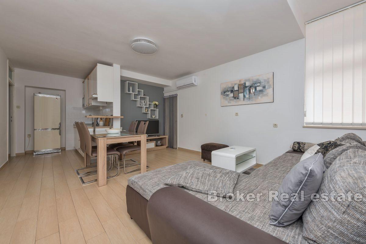 Hus med sex lägenheter nära havet