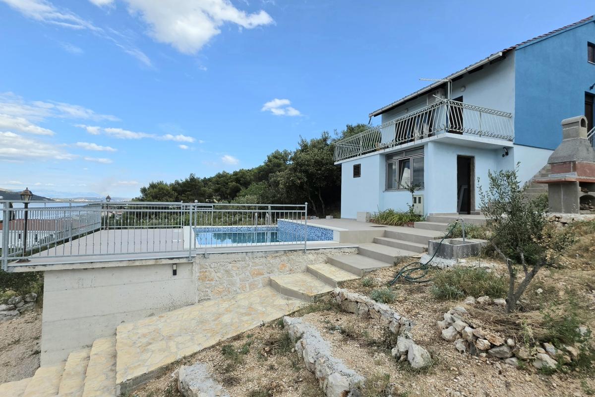 001-2047-141-Marina-House-with-pool-and-a-sea-view-for-sale