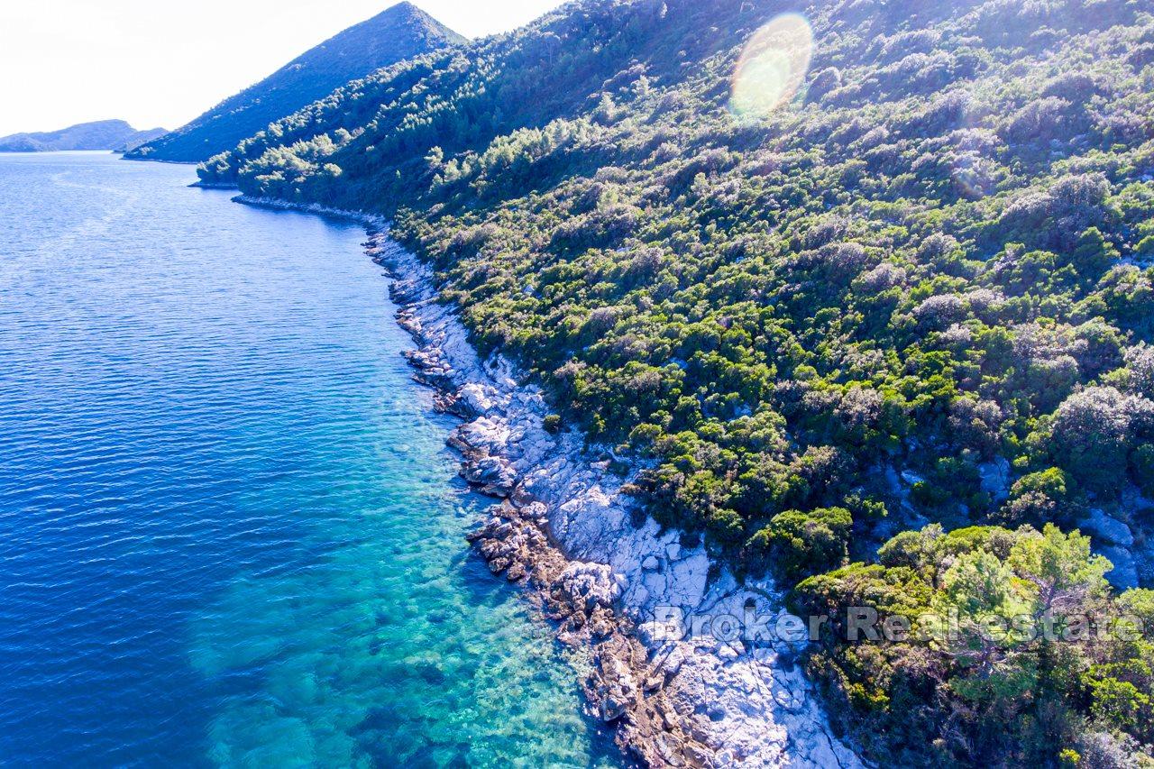 Stavební pozemek u moře, na prodej.