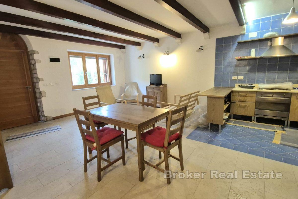 Kamenný dům v blízkosti moře