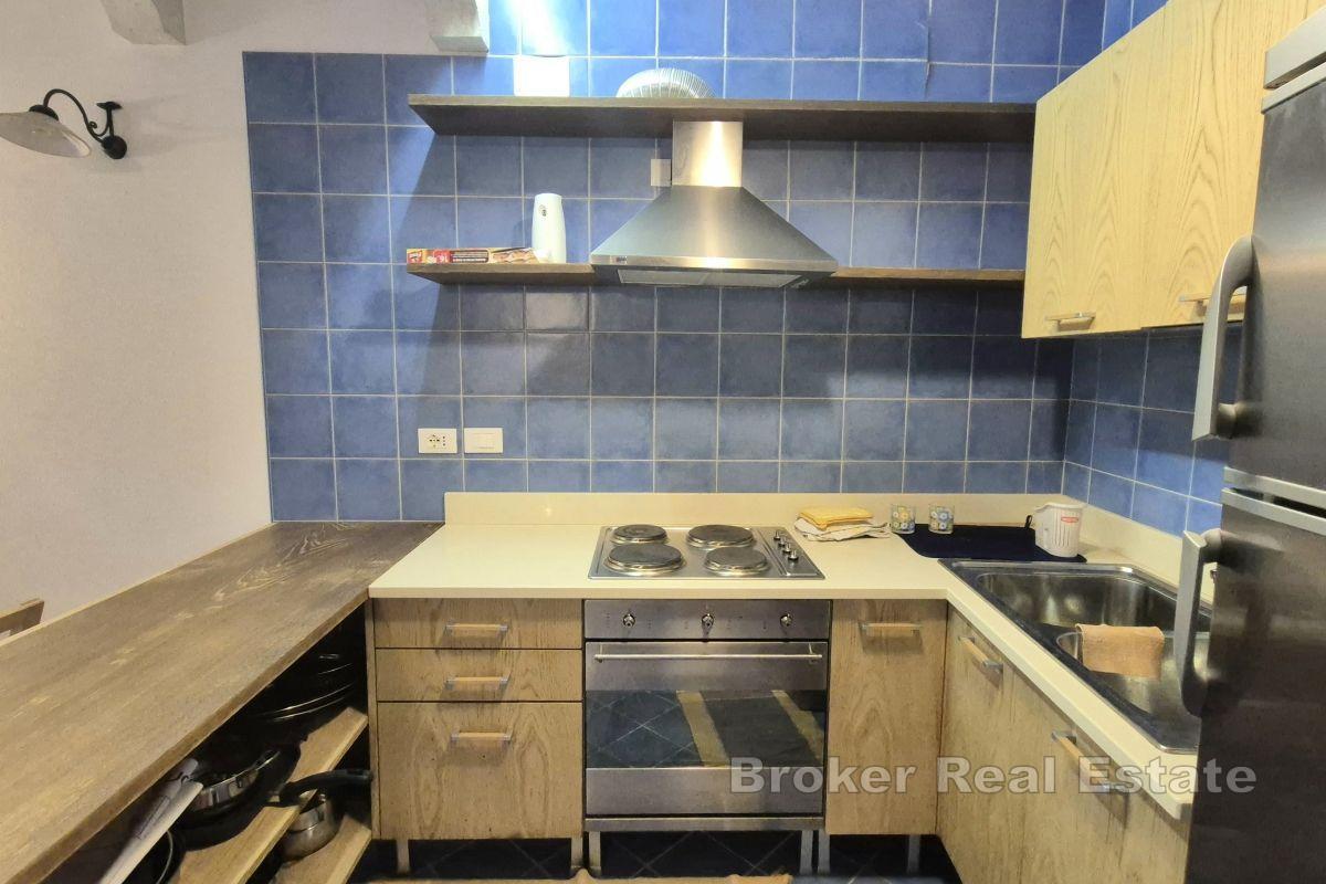 Kamenný dům v blízkosti moře