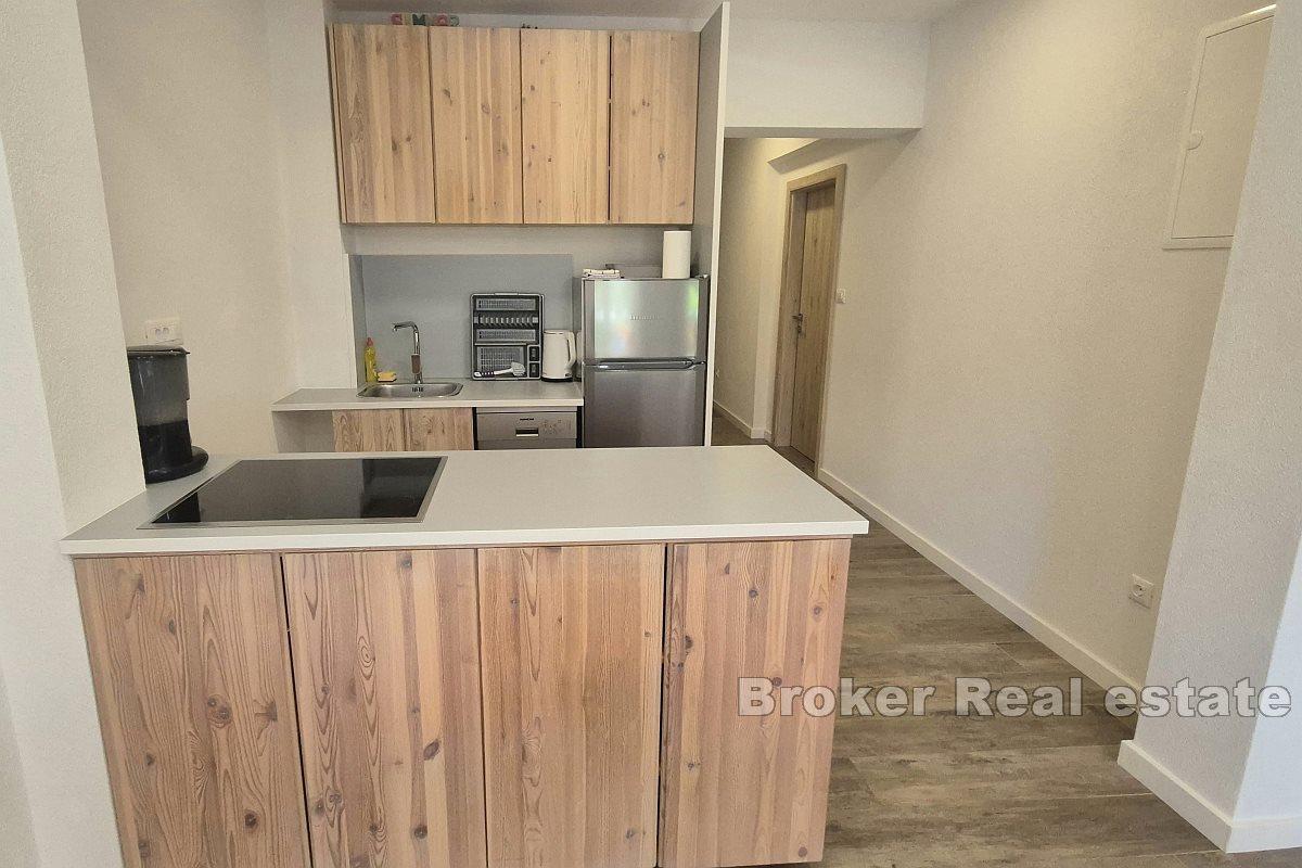 Современная квартира с садом и гаражом