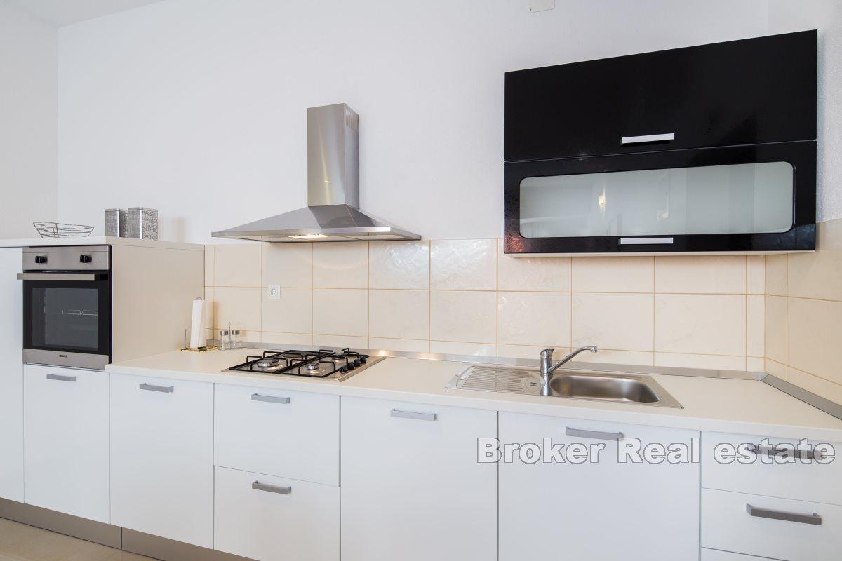 Atraktivan apartman s bazenom